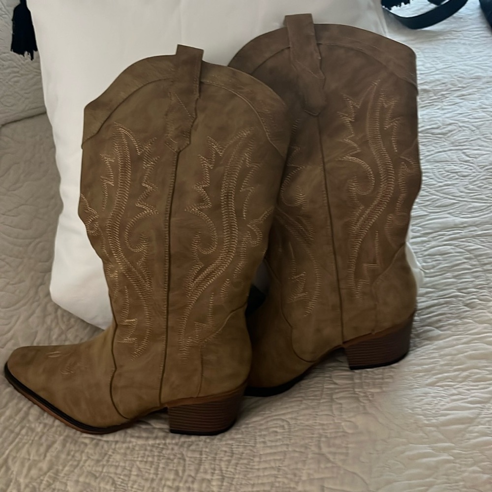 Women’s cowboy boots. Light brown. Pointed toe. Size 8.5 wide.